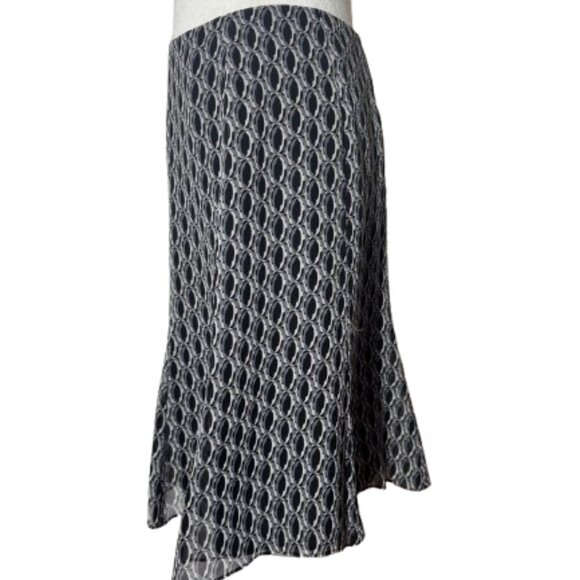 EXPRESS Black/White Silk Knee Length Geo Print Skirt Size 4 - Picture 4 of 5